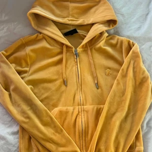 Gula velourbyxor med fickor - Säljer mitt juicy couture set då jag inte får användning av det längre. Allt är i väldigt gott skick! Tröjan är st M och byxorna L💕
