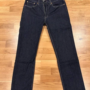 Levi's 514 mörkblå jeans - Säljer ett par klassiska Levi's 514 jeans i mörkblå denim. Byxorna har raka ben, fem fickor och snygga kontrastsömmar. Perfekta för dig som gillar en tidlös och stilren look. Levi's patch bak i midjan. Storlek W 34 L 32. Ej använda, nyskick. Ny pris 1 149. Pris kan diskuteras 