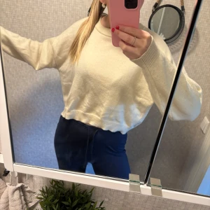 Vit croppad stickad tröja - Säljer en vit ”croppad” stickad tröja i storlek M, fint skick!!☺️
