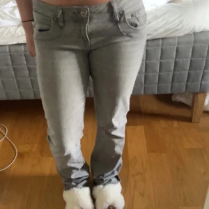 Grå bootcut jeans lågmidjade - Säljer ett par grå jeans med bootcut-modell och låg midja. 