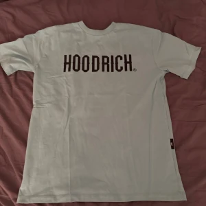 Hoodrich T-shirt - Säljer nu en helt oanvänd hoodrich T-shirt med lappen kvar den är 10/10 i skick den är i storlek s och kostar 300 ny mitt pris är 100 och frakstas direkt vid köp