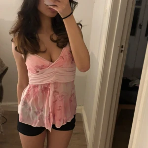 Rosa topp  - En jätte fin rosa topp som jag köpte på en butik i Barcelona. Passar perfekt nu till sommaren och väldigt fina mönster på toppen.💕 Hör av er för frågor