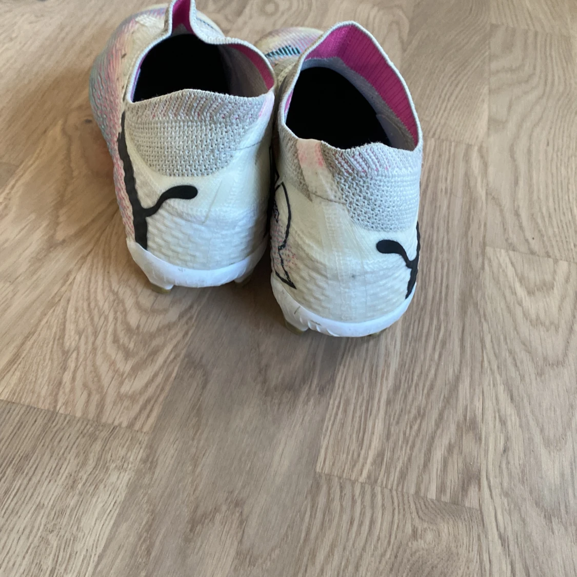 Puma fotbollsskor i vitt och rosa Elite - 2