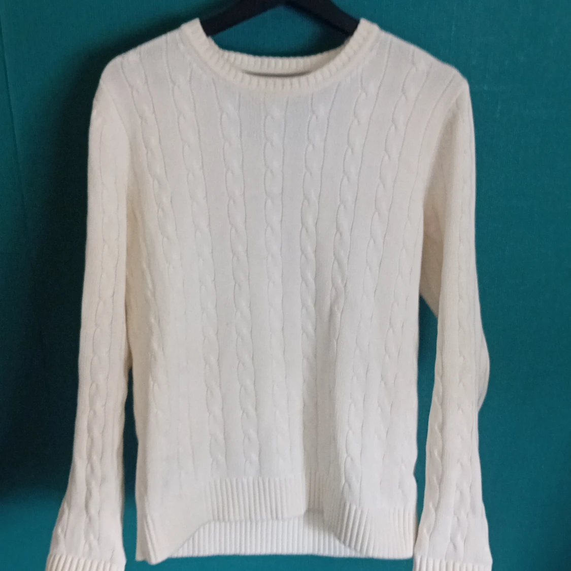 Vit kabelstickad tröja från East West