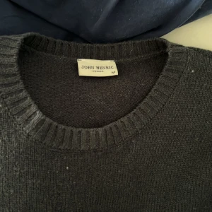 John Henric Kashmir och ull - Mörkgrå stickad tröja från John Henric i storlek M. Klassisk rund halsringning och långa ärmar. Perfekt för lager-på-lager och enkel att matcha med olika outfits. Litet hål vid armbågen som enkelt kan fixas, säljer därför den billigt. Mitt pris 350kr. Nypris runt 1200kr. Kontakta mig om du har frågor.