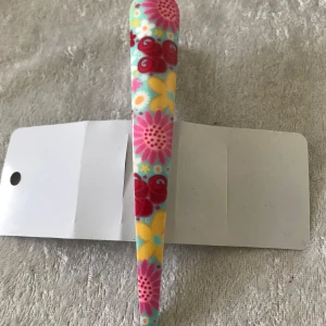 Stora Hårklämma / Hårspännen med blommönster - Tre olika hårspännen med färgglada blommönst . 49kr/st  helt ny 