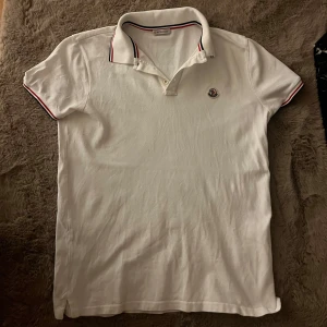 Moncler pike  - Fräsch Moncler pikétröja i storlek M. Använt 2-3 gånger som max. Kvitto finns.  