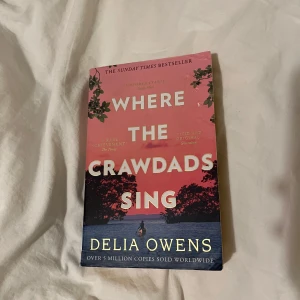 Where the Crawdads Sing bok - Säljer boken 'Where the Crawdads Sing' av Delia Owens. Boken är på engelska och är en internationell bästsäljare. Perfekt för dig som gillar spänning, mysterier men även kärlek .Tiktok- favoriten . Hyllade av många bok kritiker. I toppen skik som ni ser, som ny!