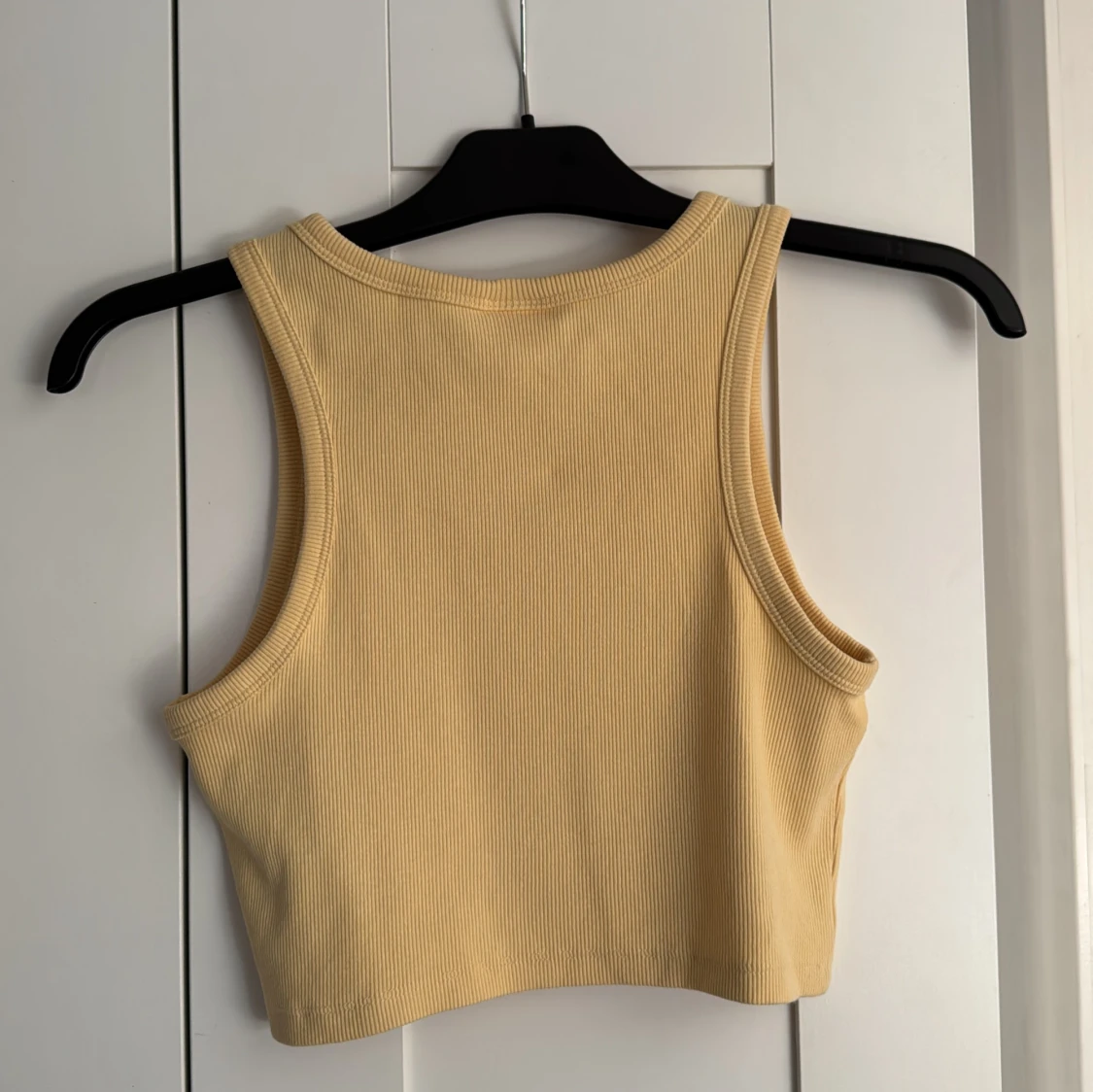 Gul ribbad croppad linnetopp - 3