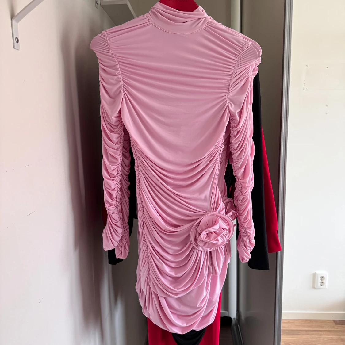 Ljusrosa omlottklänning med rynk och blomdetalj Magda Butrym H&M - 3