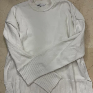 Vit stickad tröja från Zara - Säljer denna super fina vita stickade tröjan från Zara, nästan aldrig använd. Passar perfekt i sommar💞
