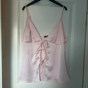 rosa linne - jättefint linne med knyte från Ginatricot 