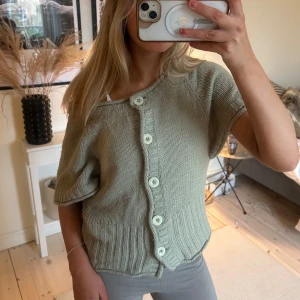 Stickad kofta med korta ärmar - Säljer en ljusgrön jättesöt stickad kofta som är perfekt nu till våren. 