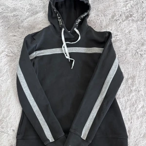 Maya Delorez hoodie  - Jättefin MD hoodie i skönt träningsmaterial! Perfekt att rida i på sommarkvällar eller slänga på sig efter en träning! 💓💓 knappt använd också så fint skick!! Säljs inte längre men köpte för 900kr tror jag!