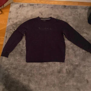 Mörkblå sweatshirt från Bondelid - Säljer en mörkblå sweatshirt från Bondelid med broderad logga på bröstet. Tröjan har rund halsringning och långa ärmar. Perfekt för en avslappnad och stilren look. Nypris 699. Knappt använd👍