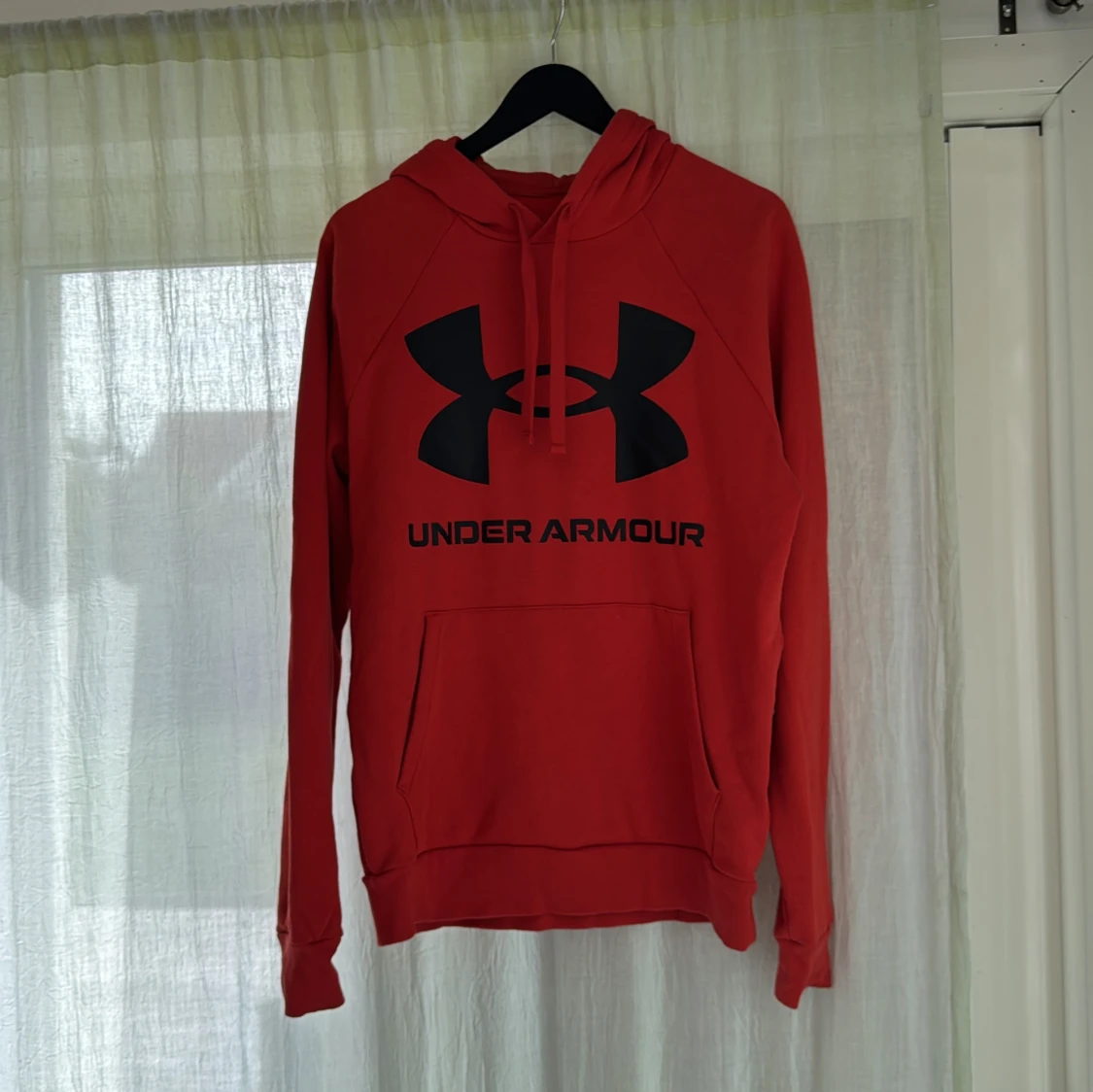Röd/orange Under Armour hoodie