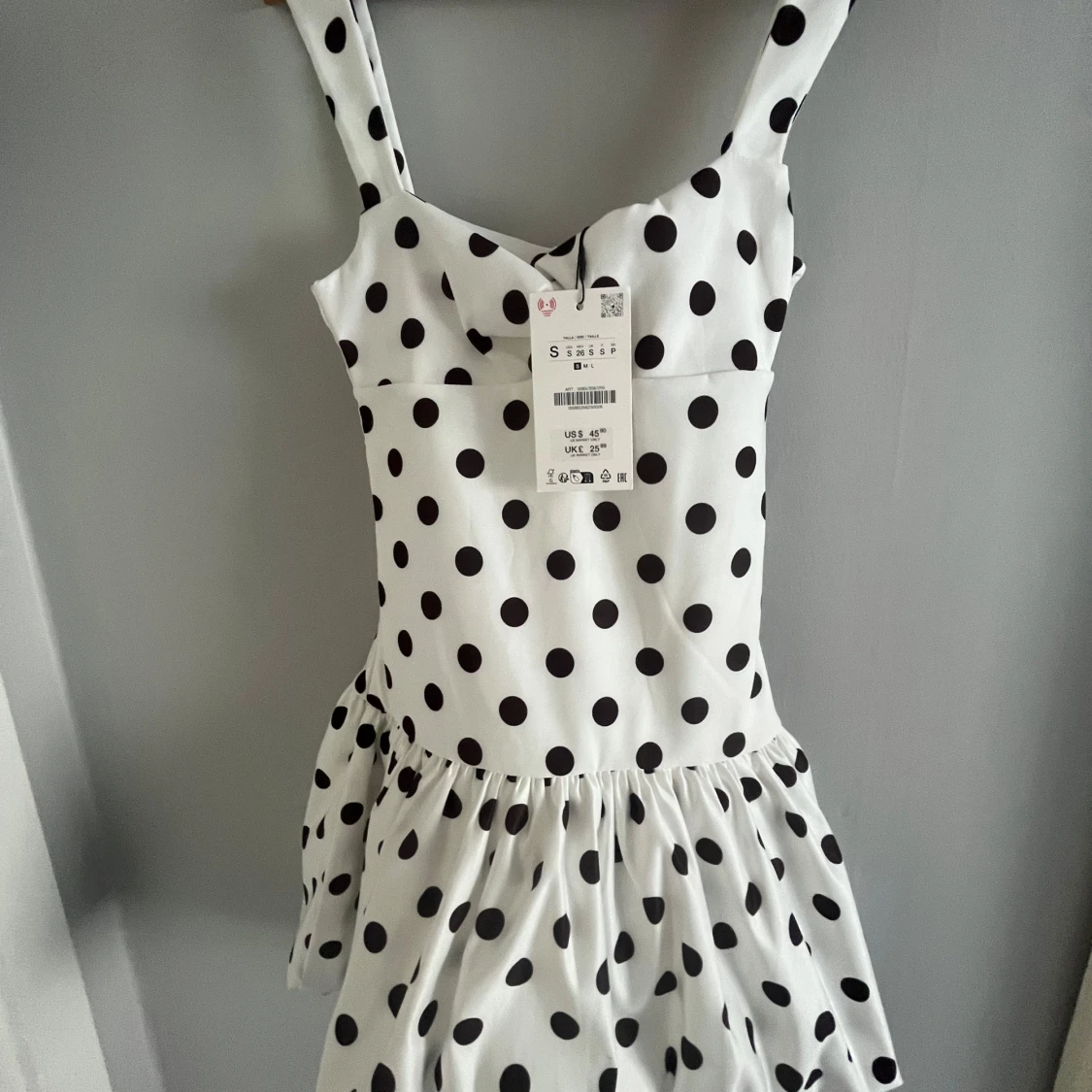 Vit prickig kortklänning S