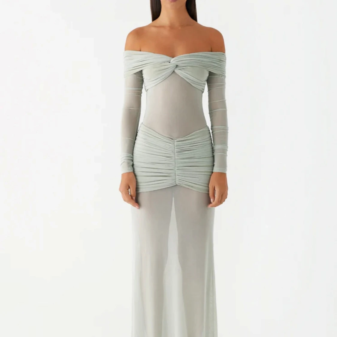 Ljusgrå offshoulder långklänning