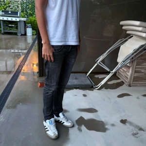 Svarta dondup jeans  - Säljer ett par svarta jeans med snygg tvättad . Låg midja och smal passform hela vägen ner. Storlek 30 och de är i mycket bra skick.