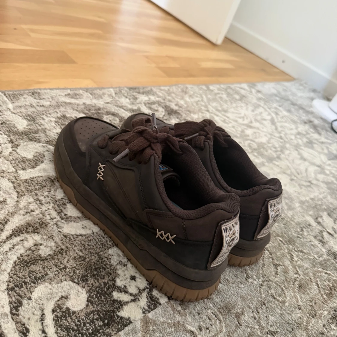 Bruna sneakers med One Piece-motiv - 2