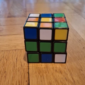 Rubiks kub - JAG MÖTS BARA INTE VIA INSTABOX! En klassisk Rubiks kub i färgerna blå, grön, gul, röd, vit och orange. Jag kommer fixa den när någon har hört av sig. Jag kan mötas och lämna. Jag fixar rubiks kuben innan jag går och säljer den