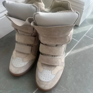 Isabel Marant skor  - Isabel marant skor i storlek 38!🥰så snygga och knappt använda något vilket kan ses på bilderna💘nypris 5750kr. Köpta på NK för ett par år sedan så har inte kvar kvittot men påsen finns!