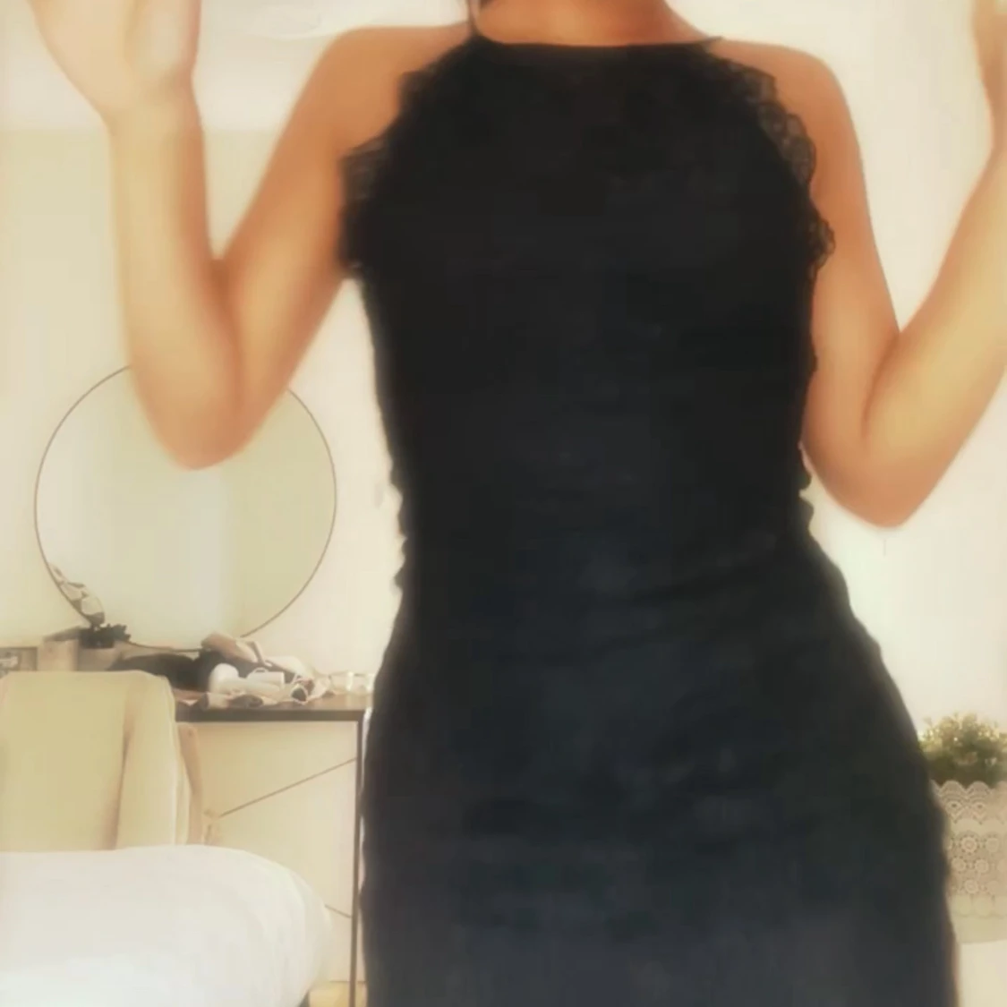 Svart lång spetsklänning med öppen rygg - 2