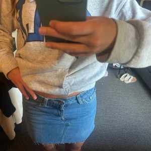 Blå jeanskjol med rå kant - Säljer en snygg blå jeanskjol med rå, fransig kant nertill och klassiska fickor både fram och bak. Egen sydd kjol, var ett par jeans först men sydde om till kjol, jätte snygg men passar inte mig så bra längre!.