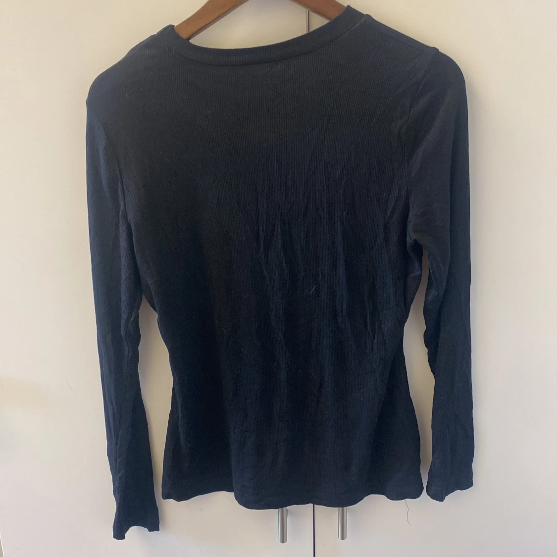 Svart långärmad topp med cut out MKF - 2