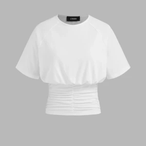 Vit croppad topp från Cider - Säljer en vit croppad topp från Cider med korta ärmar och snygg rynkad midja. Toppen har en tight passform över magen och lösare upptill, vilket ger en cool siluett. Perfekt till jeans eller kjol för en fräsch look. Så snygg och mycket populär❣️❣️