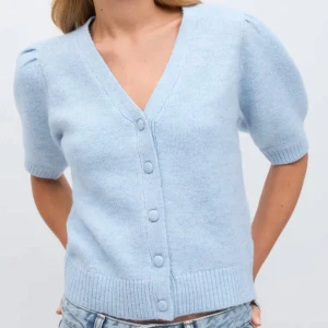 Stickad topp  - Jättefin stickad tröja från ginatricot!! Helt oanvänd med prislapp kvar💗