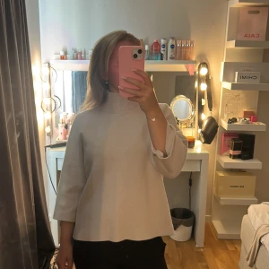 Beige polotröja från Object XS - Säljer en beige polotröja från Object i storlek XS. Köpte den avklippt i armarna men det är sytt så syns knappt. Säljer på grund av att den inte kommer till användning längre💓hör av er om ni undrar något om tröjan eller priset.