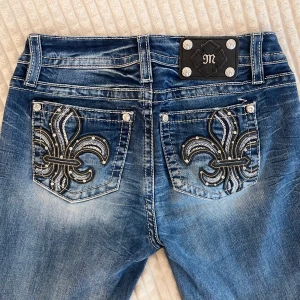 Miss me jeans  - Ett par äkta miss me jeans köpta i Slottsbutiken, nypris 1999kr, använda några gånger, finns inga slitage.  Midjemått tvärsöver : 37cm (bra strech)  Innerbenslängd : 86 cm Hela längden : 110,5 cm   Jag har kvar alla lappar och ett kvitto! 