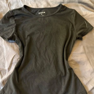 Svart t-shirt från shein - Aldrig använd tunn tröja från shein i storlek S 💓