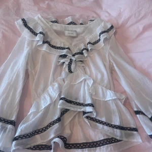 Neo noir blus - Jättefin blus som ny använd ca 2 gånger köpte för 1 år sen för 900 skriv om du har några frågor kan sänka priset vid snabb affär 