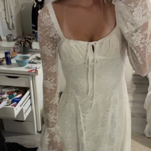 Vit klänning - Så fin klänning från Nelly endast använd 1 gång💕 Nypris 499kr