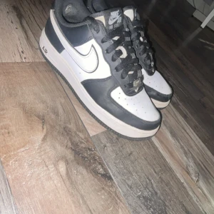 Nike air force - Ett par svart vita air force som är försmå nu så måste sälja dom. Har ej tyvärr en kartong till skorna.