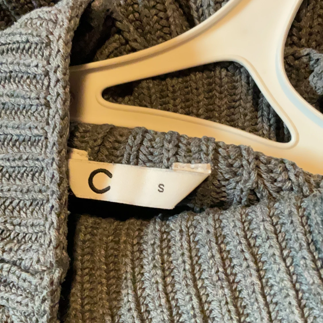 Mörkgrå ribbstickad tröja från C - 1