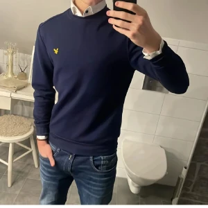 Crewneck från Lyle & Scott - Tvär fet Lyle & Scott Crewneck✌🏼 || Perfekt att ha en skjorta under! || skick 9,5/10 || pris: 299kr|| Skriv vid frågor eller intresse! || storlek S || 𝗖𝗵𝗲𝗰𝗸𝗮 𝗺𝗶𝗻 𝗽𝗿𝗼𝗳𝗶𝗹 𝗳ö𝗿 𝗺𝗲𝗿 𝗳𝗲𝘁𝗮 𝗽𝗹𝗮𝗴𝗴!!