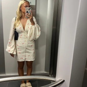 Adoore Florence Dress - Adoore Florence Dress. Använd en gång, som ny! 