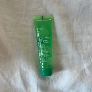 Peter Thomas Roth Cucumber Gel Mask - Fräsch gelmask med gurka från Peter Thomas Roth. Den kommer i en grön tub och är perfekt för att återfukta och lugna huden med en svalkande känsla. Perfekt för dig som vill ge huden en riktig fuktboost!