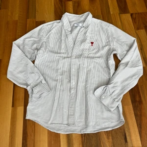 Ami skjorta - Skjorta från ami i storlek S, finns tecken på användning. Kom gärna med bud