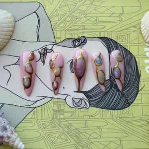 Cat eye  press-on naglar med stenar, strl S - Säljer ett set med 10 guldiga press ons med cat eye stenar i olika färger som skiftar i ljuset. Handgjorda av mig i strl S. Bilderna är med och utan blixt, kolla min profil för Storleksguide :)