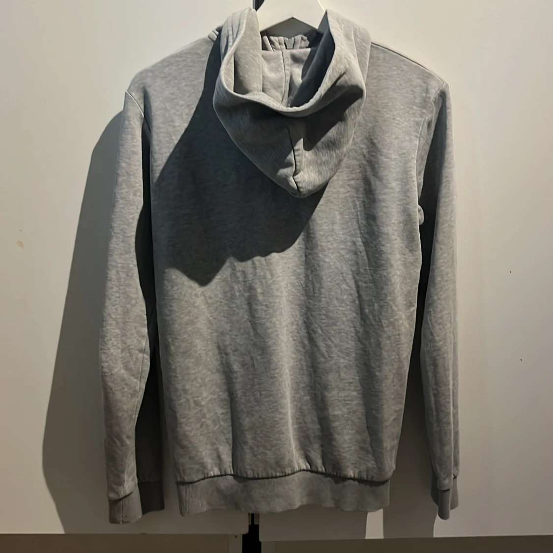 Grå hoodie från Peak Performance - 1