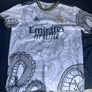 Real Madrid Ronaldo 7 draktröja Adidas - Snygg vit Real Madrid fotbollströja, inte den bästa kvaliten.