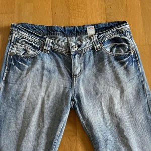 Ljusblå jeans med broderade bakfickor - Snygga ljusblå jeans från Denim med klassisk femficksdesign och broderade detaljer på bakfickorna. Jeansen har raka ben och låg midja. Skriv om frågor! :)