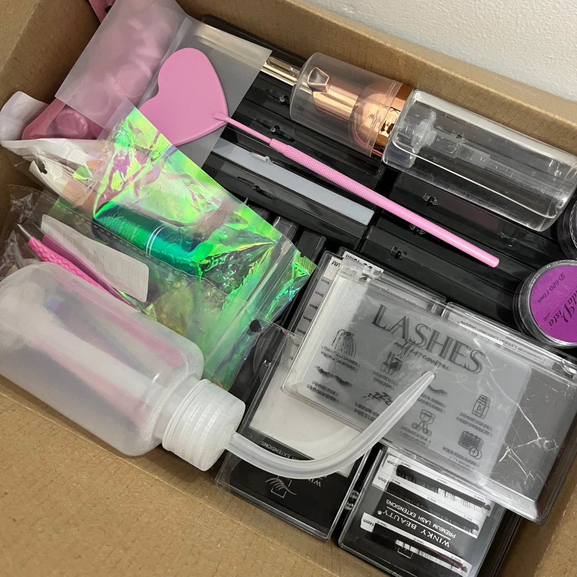 Stor box med fransförlängningskit och Maddras  - 2