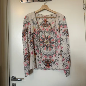 Odd molly blus  - Säljer en superfin blus i en creme vit färg med ett fint detaljerat mönster. Från märket Odd Molly i storlek 2 som enligt deras storleksguide motsvarar en storlek M. Mycket fint skick, jag hittar inga synlig anmärkningar eller defekter.  