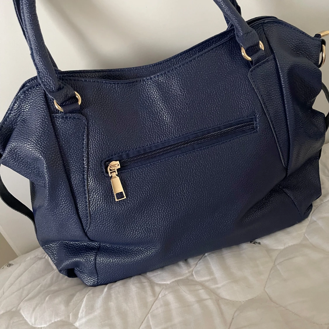 Mörkblå axelväska med gulddetaljer - 1