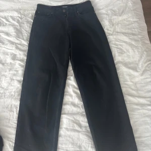 Svarta raka jeans  - Säljer ett par svarta jeans från Jack & Jones 